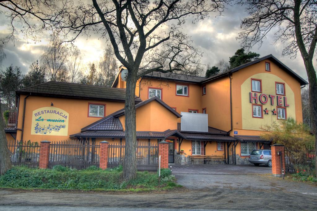 Hotel La-Musica Пясечно Экстерьер фото