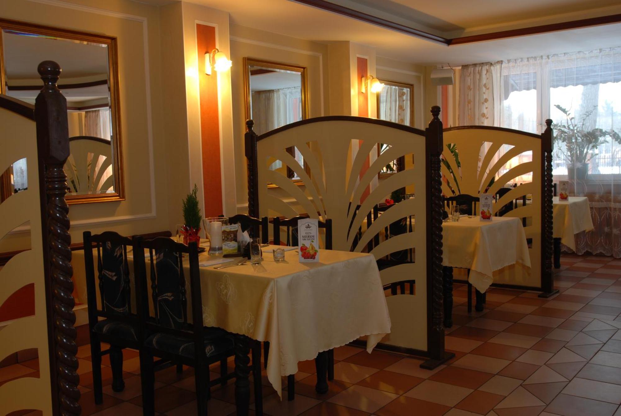 Hotel La-Musica Пясечно Экстерьер фото