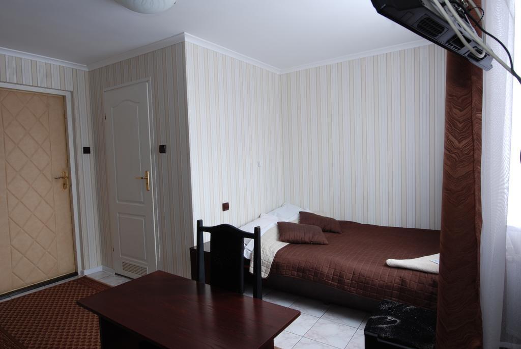 Hotel La-Musica Пясечно Экстерьер фото