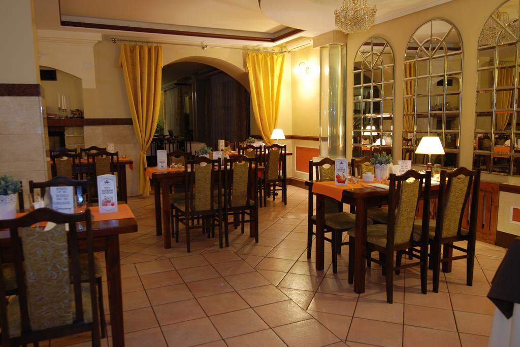 Hotel La-Musica Пясечно Экстерьер фото
